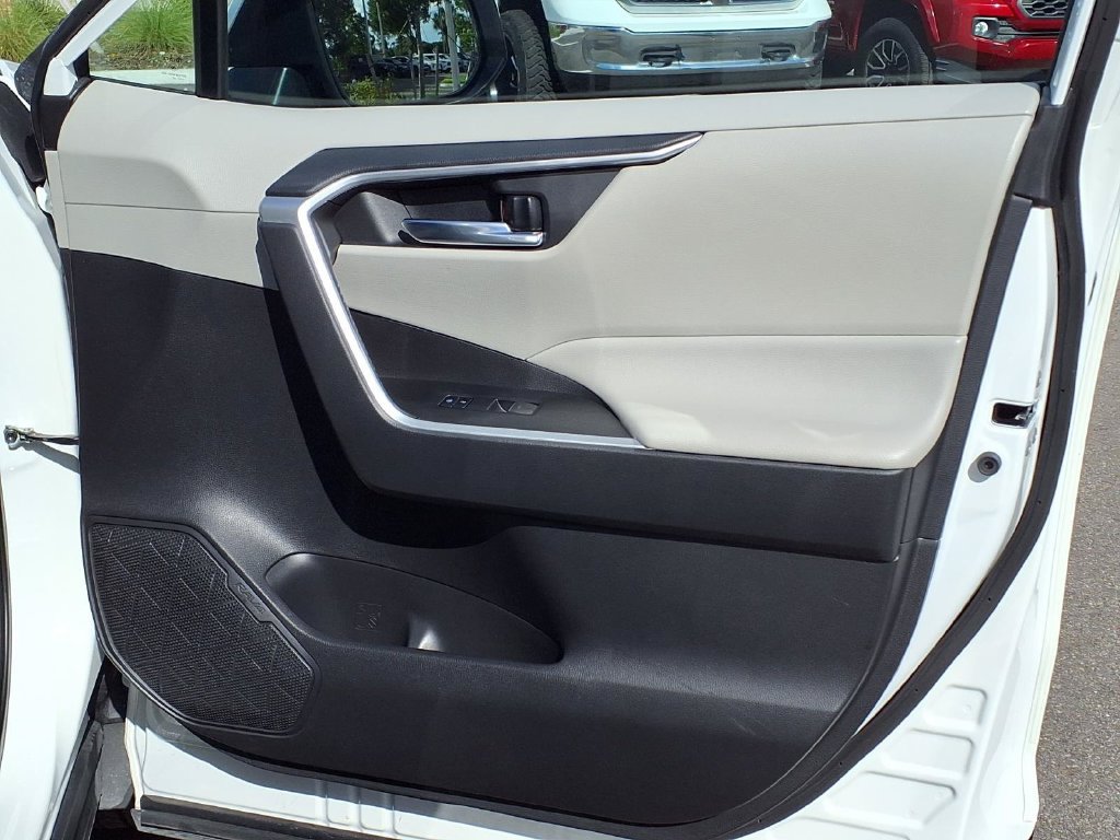 Used 2022 Toyota RAV4 XLE w/ Convenience Package FWD image 12