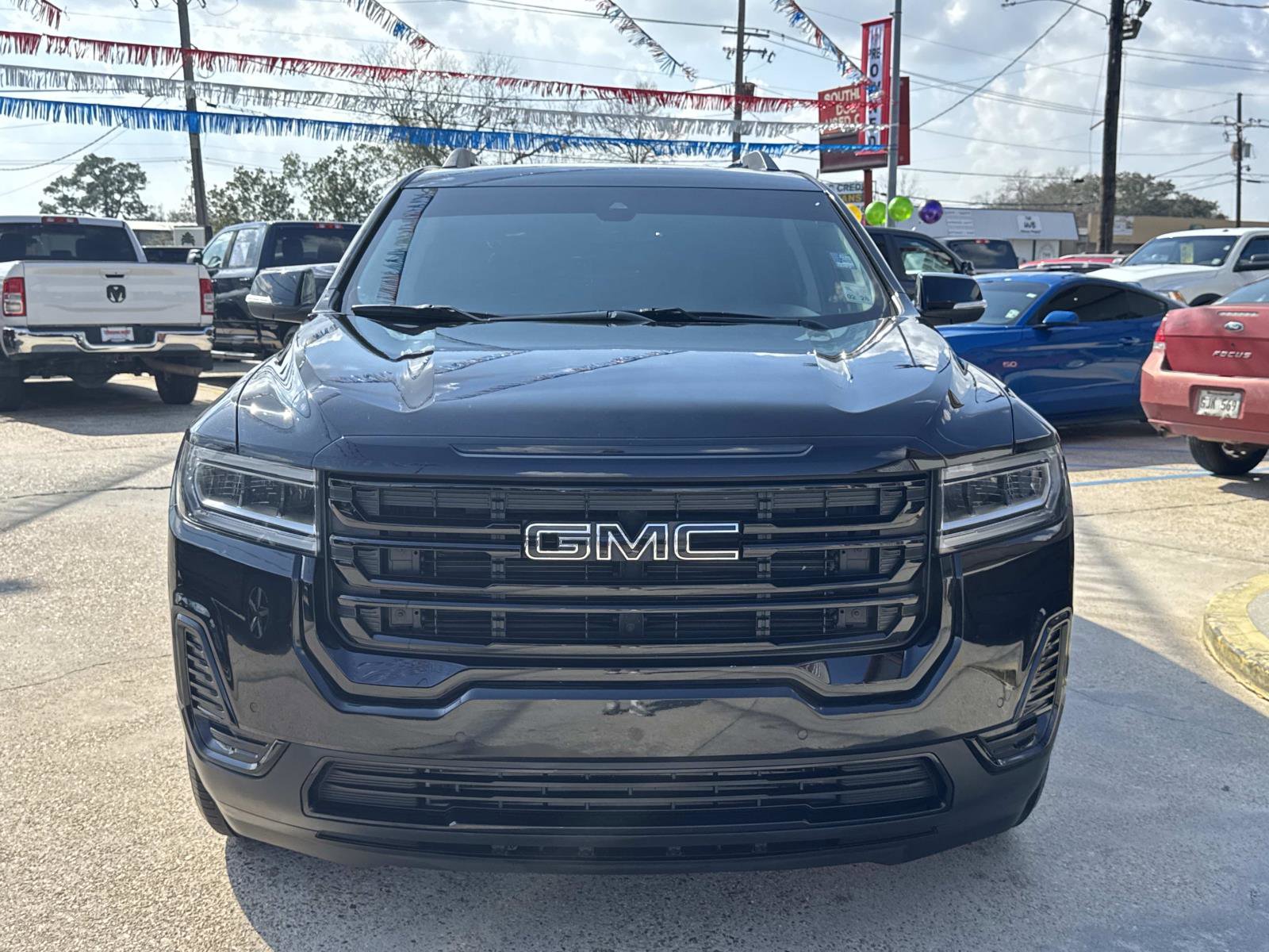 Used 2023 GMC Acadia SLE w/ Driver Convenience Package image 2