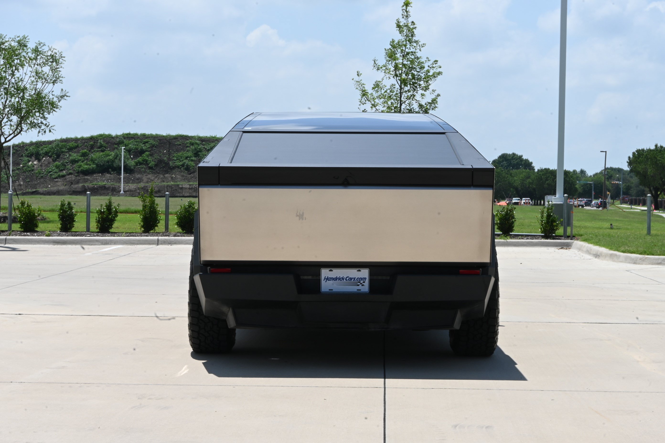 Used 2025 Tesla Cybertruck AWD Crew Cab image 8