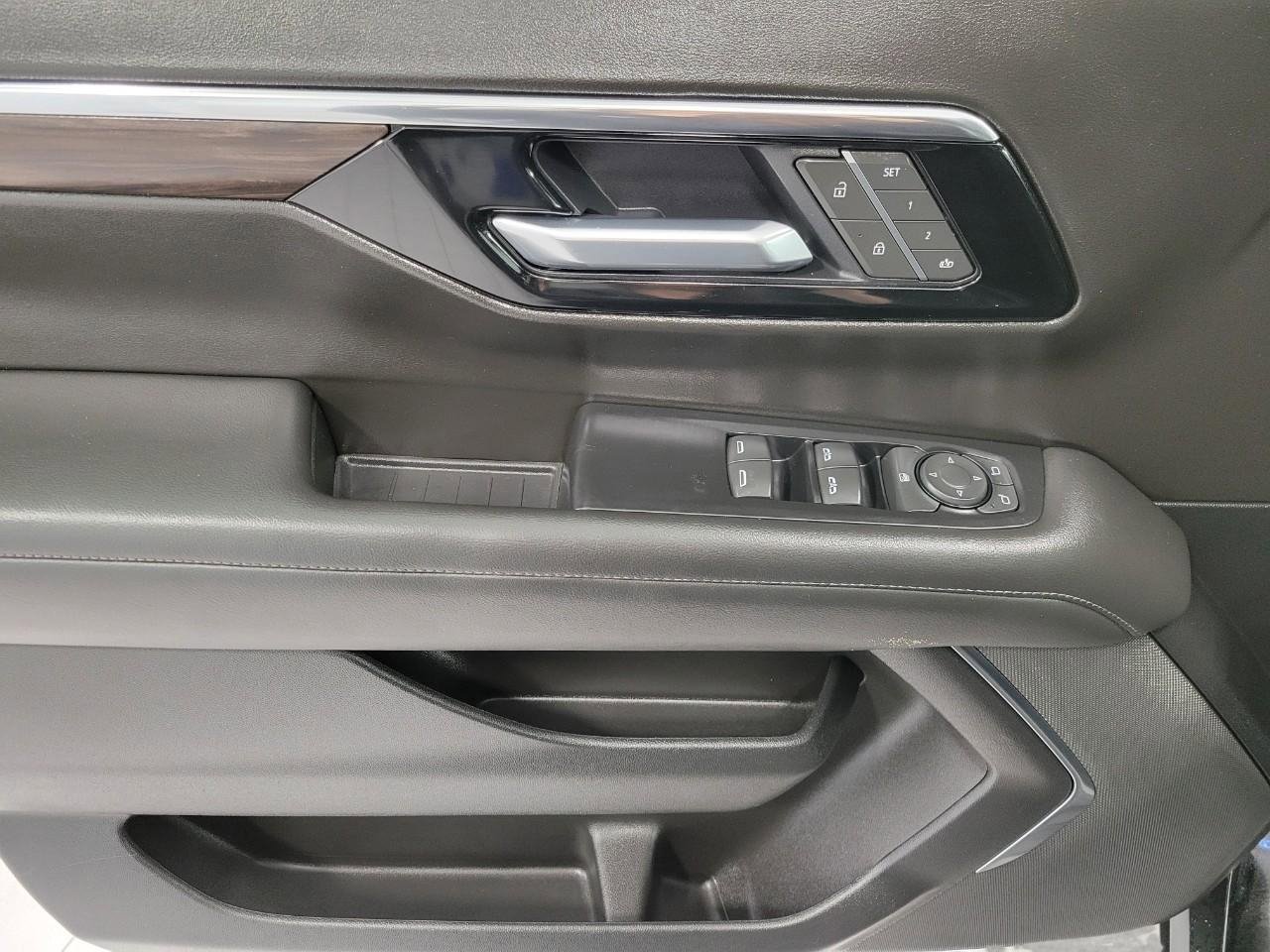 Used 2025 Chevrolet Suburban Z71 AWD/4WD image 27