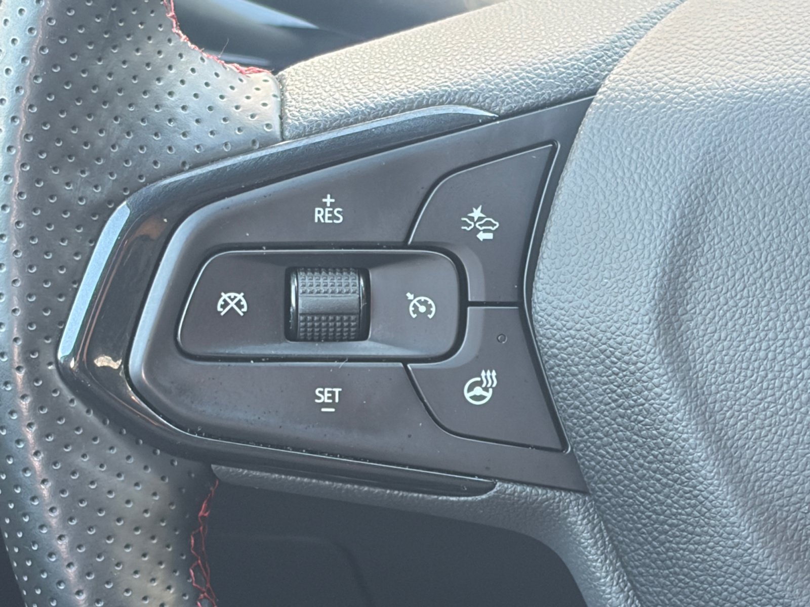 Certified 2024 Chevrolet Trax RS w/ Sunroof Package FWD image 14