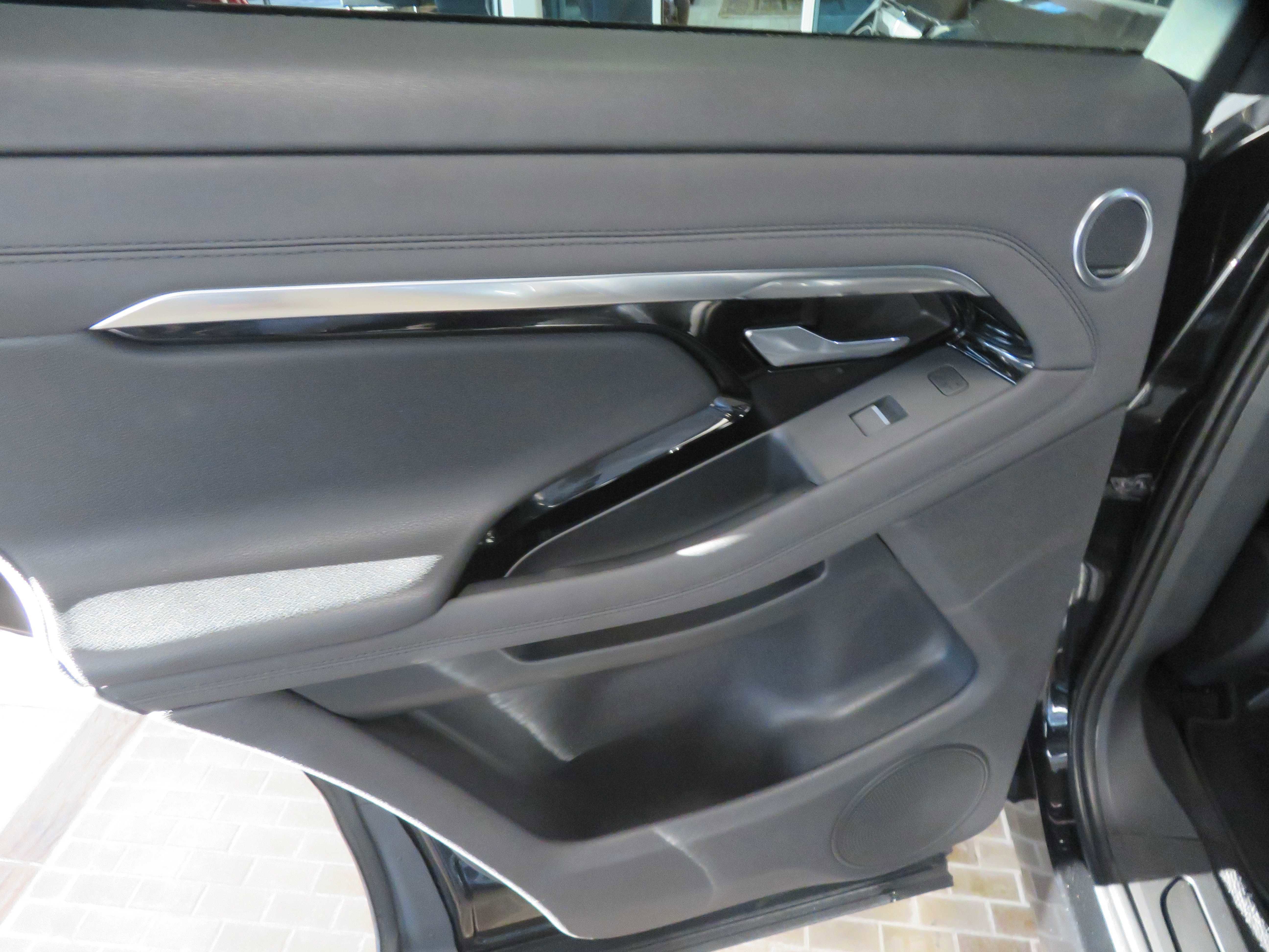 Used 2020 Land Rover Range Rover Evoque SE image 18