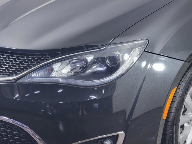 Used 2017 Chrysler Pacifica Touring-L FWD image 9