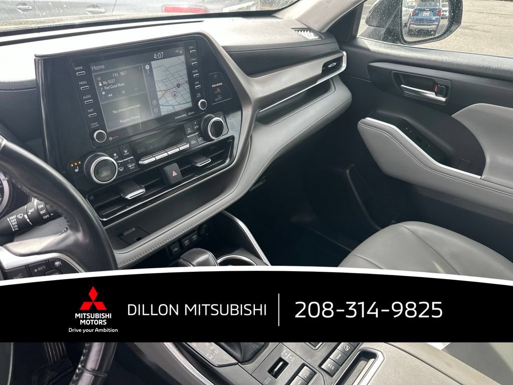 Used 2021 Toyota Highlander XLE AWD/4WD image 2