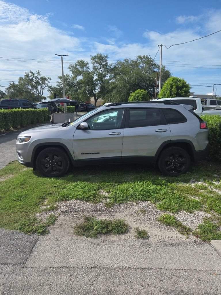 Used 2021 Jeep Cherokee Latitude Plus FWD image 2