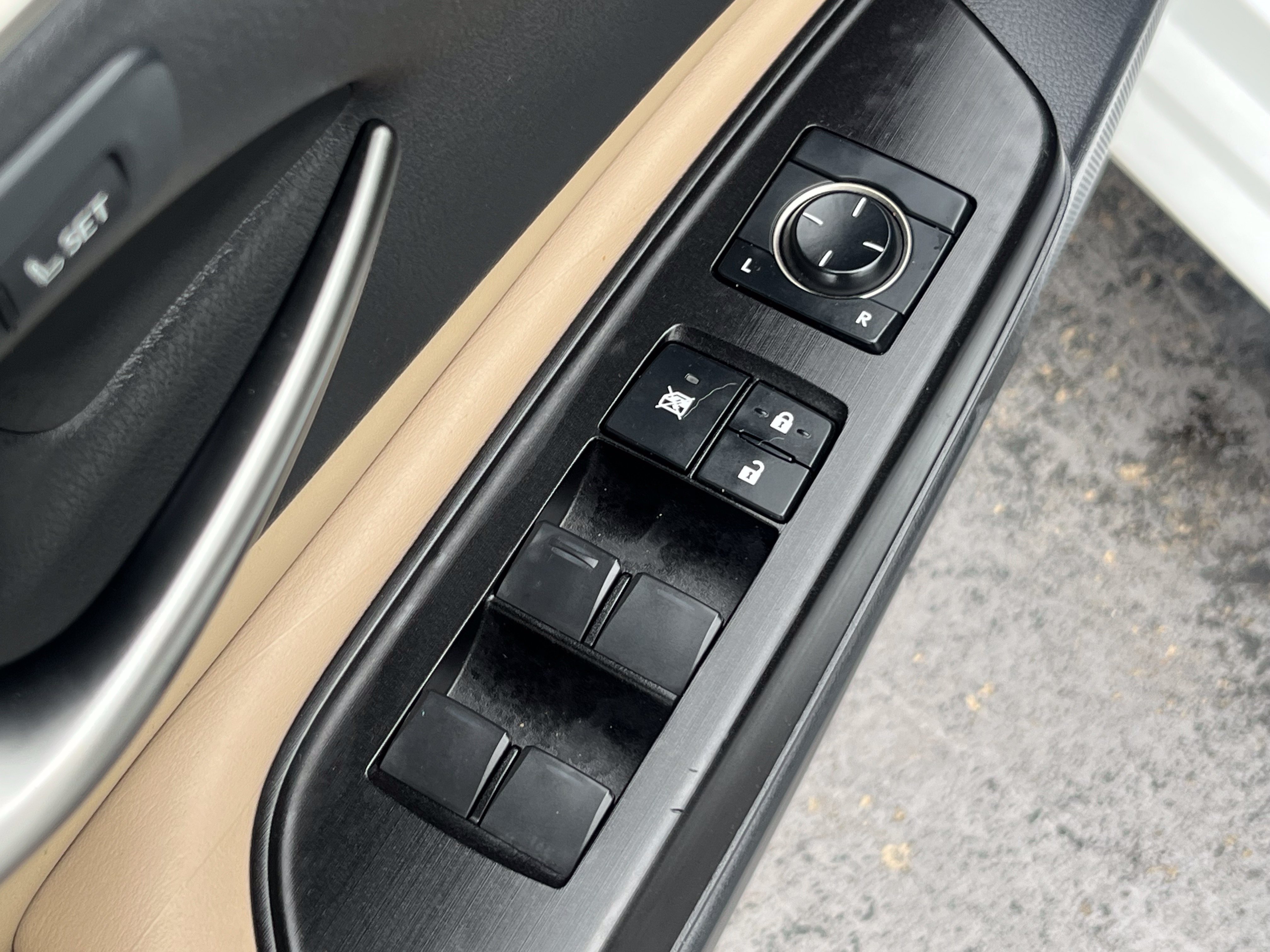 Used 2019 Lexus ES 300h Ultra Luxury w/ Accessory Package 2 FWD image 25