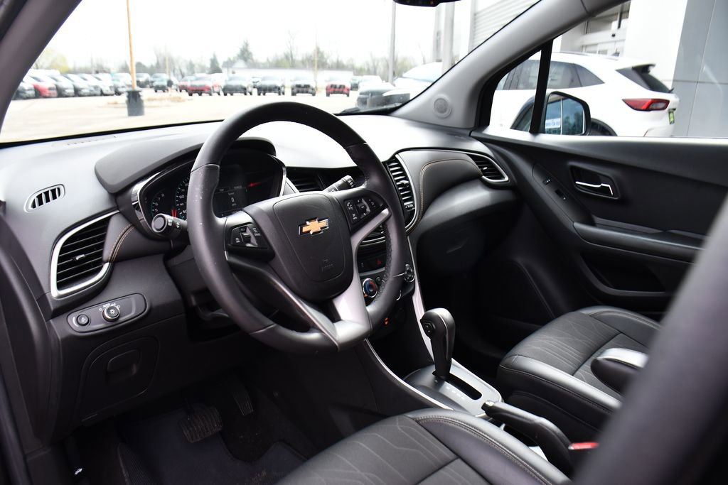 Used 2022 Chevrolet Trax LT w/ LT Convenience Package AWD/4WD image 11