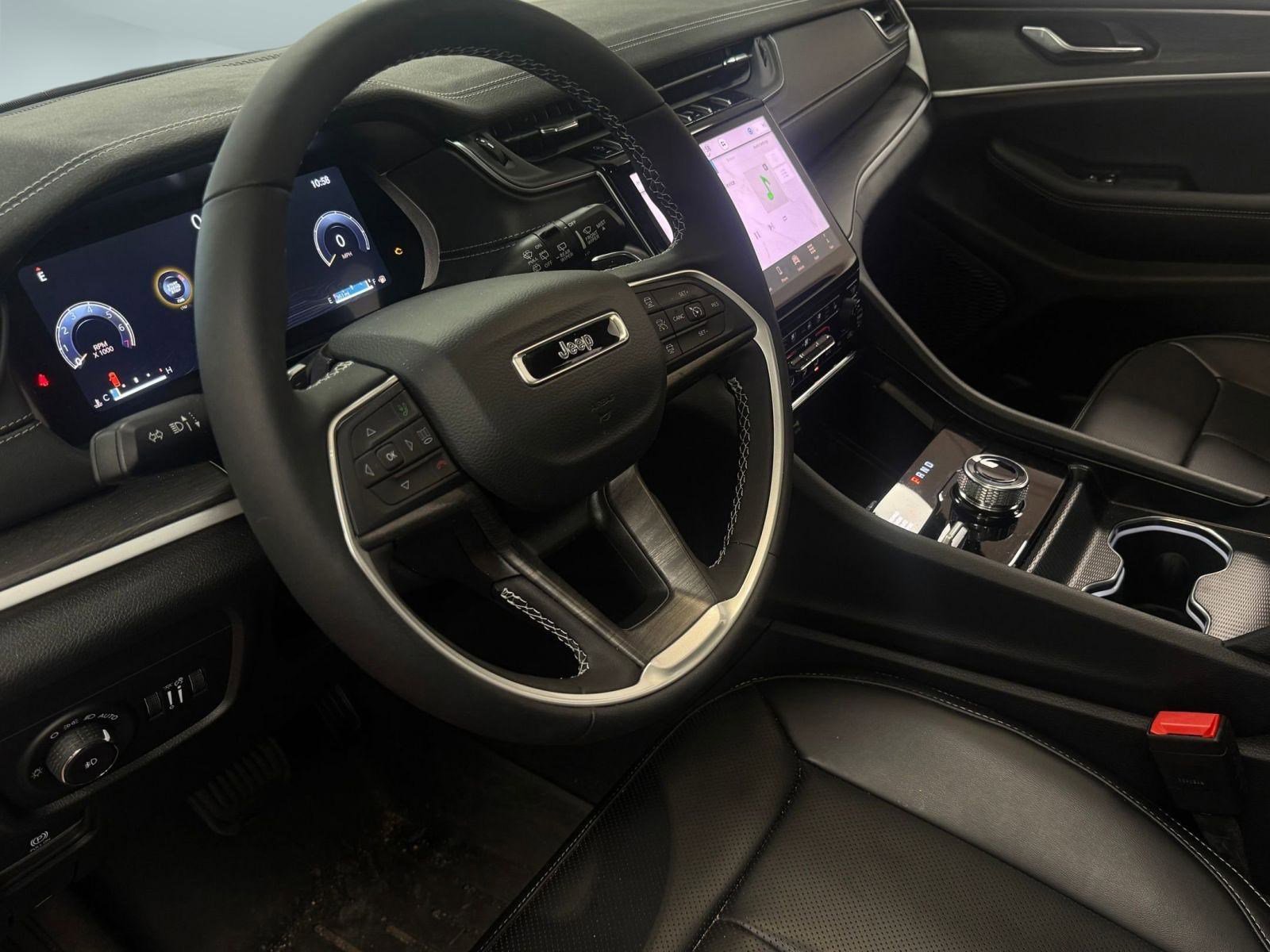 Used 2025 Jeep Grand Cherokee Limited w/ Luxury Tech Group II image 4