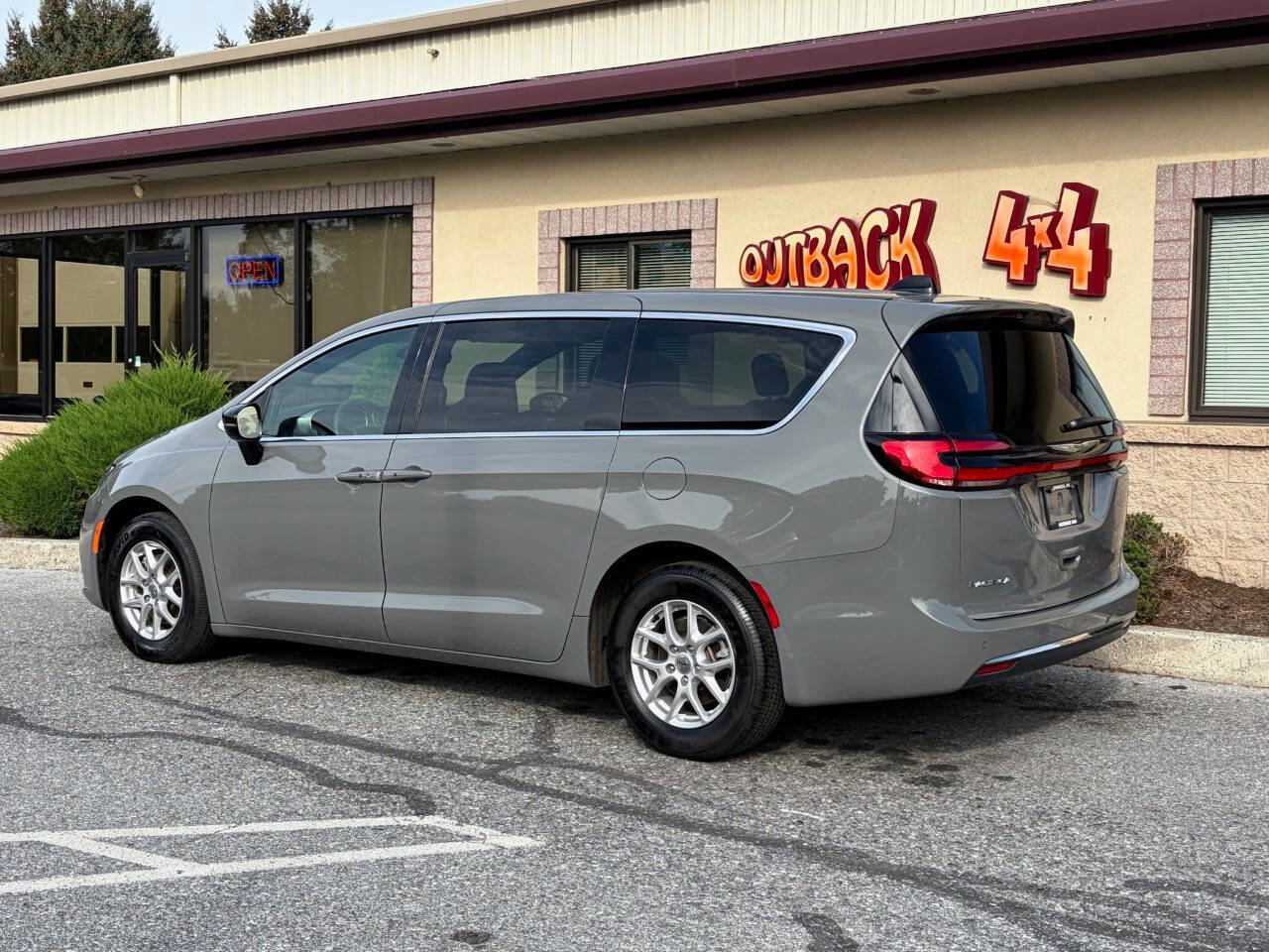 Used 2025 Chrysler Pacifica Select image 5