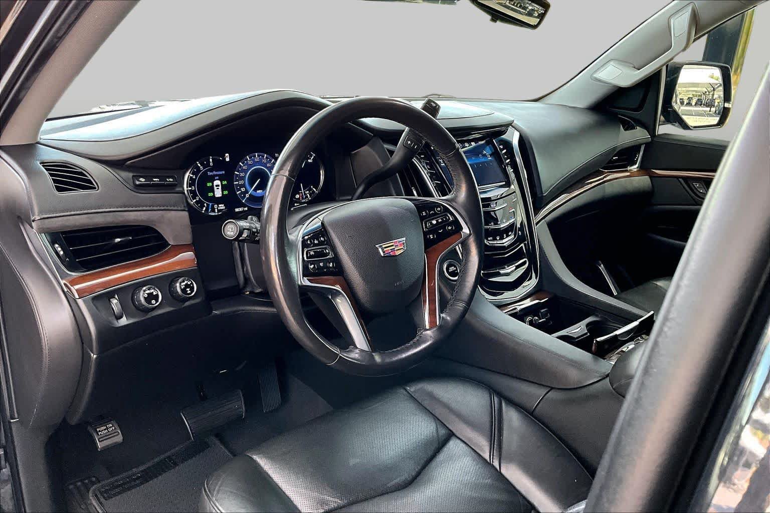Used 2019 Cadillac Escalade ESV Luxury AWD/4WD image 18