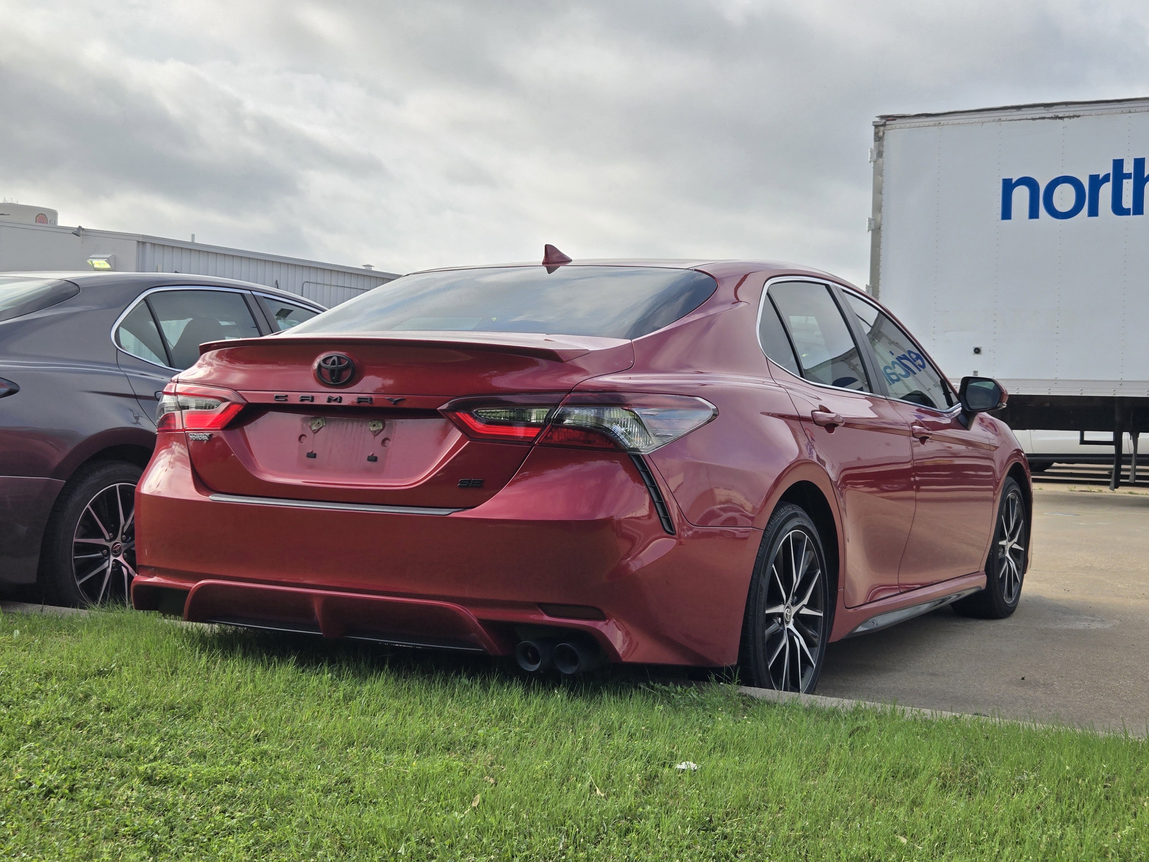 Used 2022 Toyota Camry SE image 4