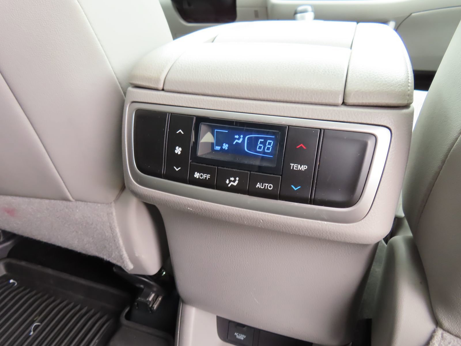 Used 2019 Toyota Highlander XLE AWD/4WD image 37