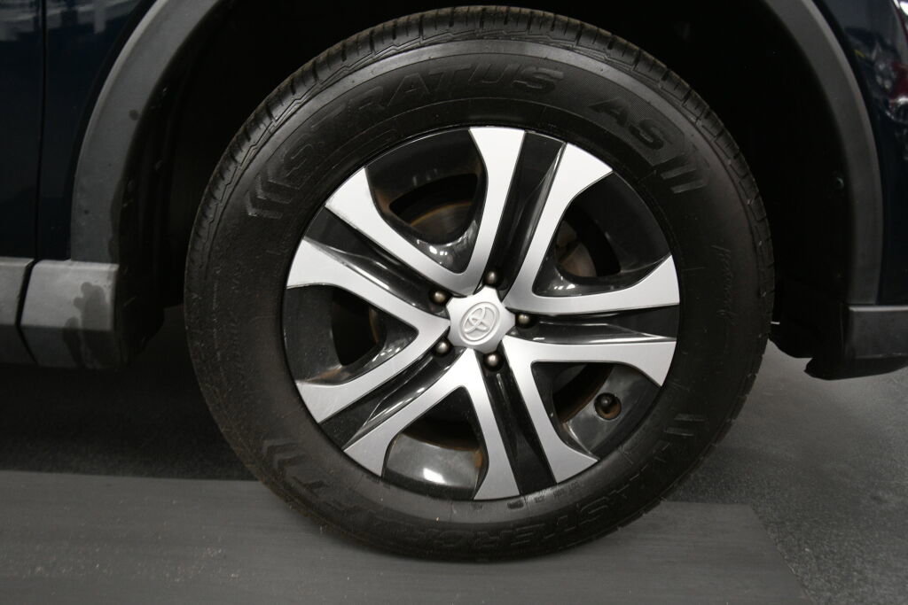 Used 2017 Toyota RAV4 LE w/ All Weather Liner Package FWD image 28
