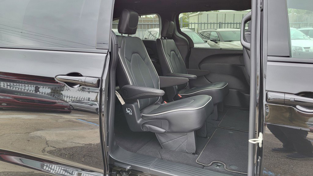 Used 2024 Chrysler Pacifica Limited w/ Uconnect Theater Family Group image 22