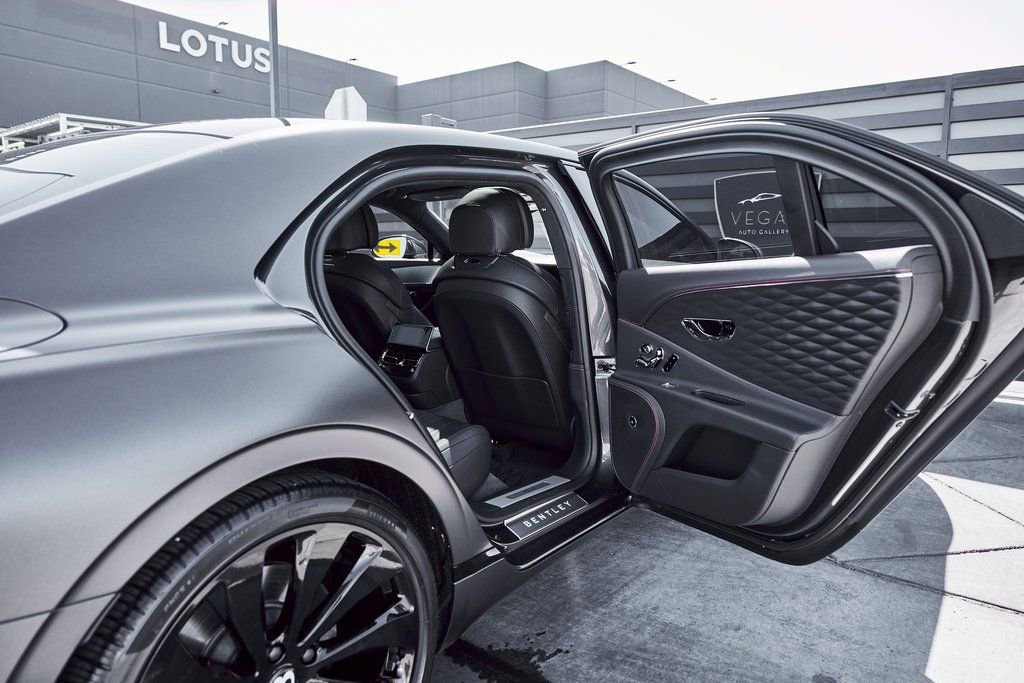 Used 2023 Bentley Flying Spur V8 image 26