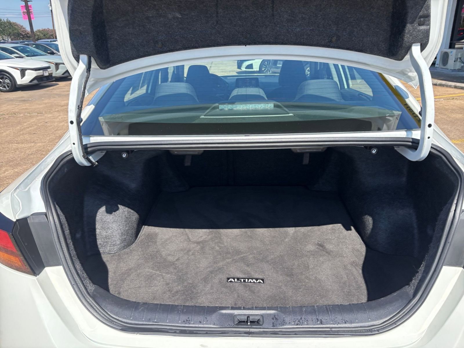 Used 2025 Nissan Altima 2.5 SV FWD image 31