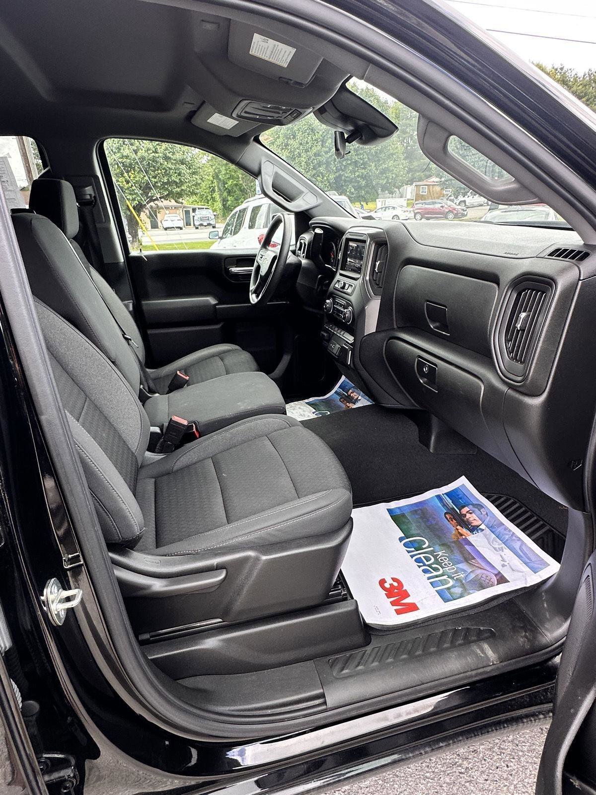 Used 2023 Chevrolet Silverado 1500 Custom image 3