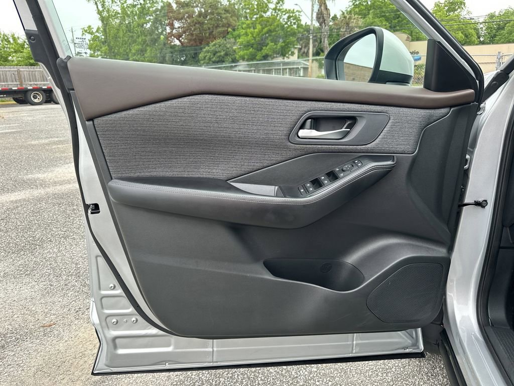 Used 2023 Nissan Rogue SV FWD image 11