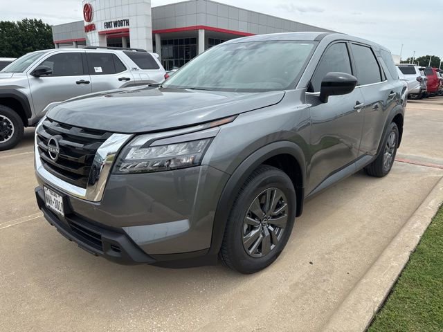 Used 2025 Nissan Pathfinder S FWD image 2