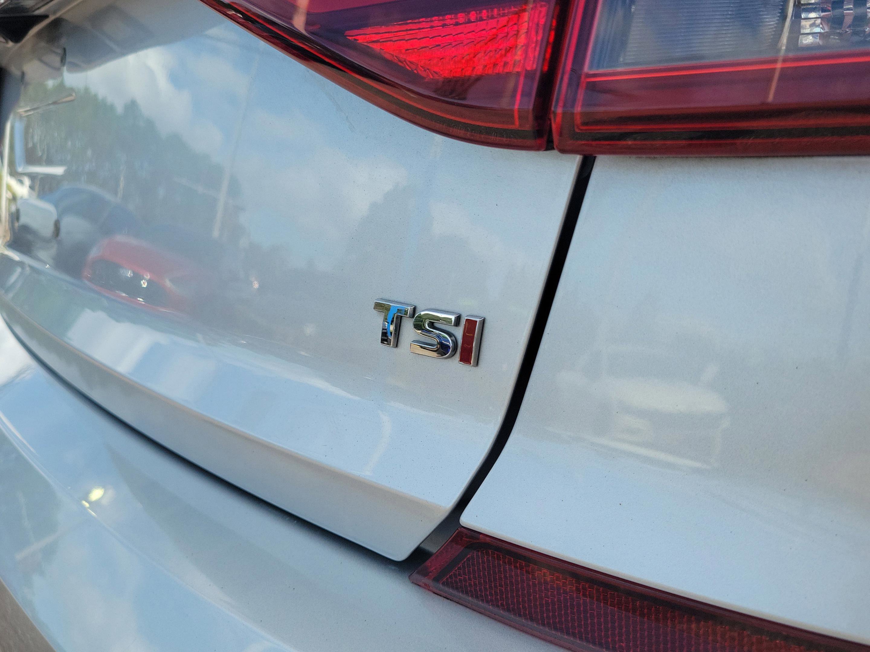 Used 2018 Volkswagen Passat 2.0T R-Line w/ R-Line Lighting Package image 7