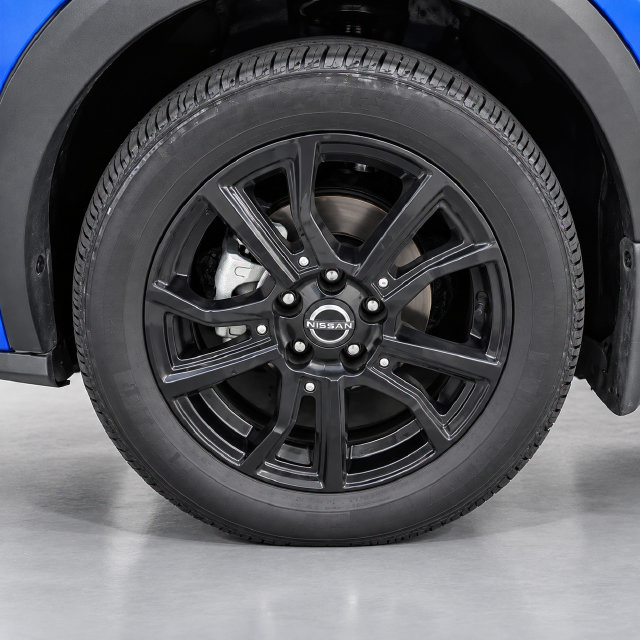 Used 2023 Nissan Kicks SR w/ SR Premium Package FWD image 7