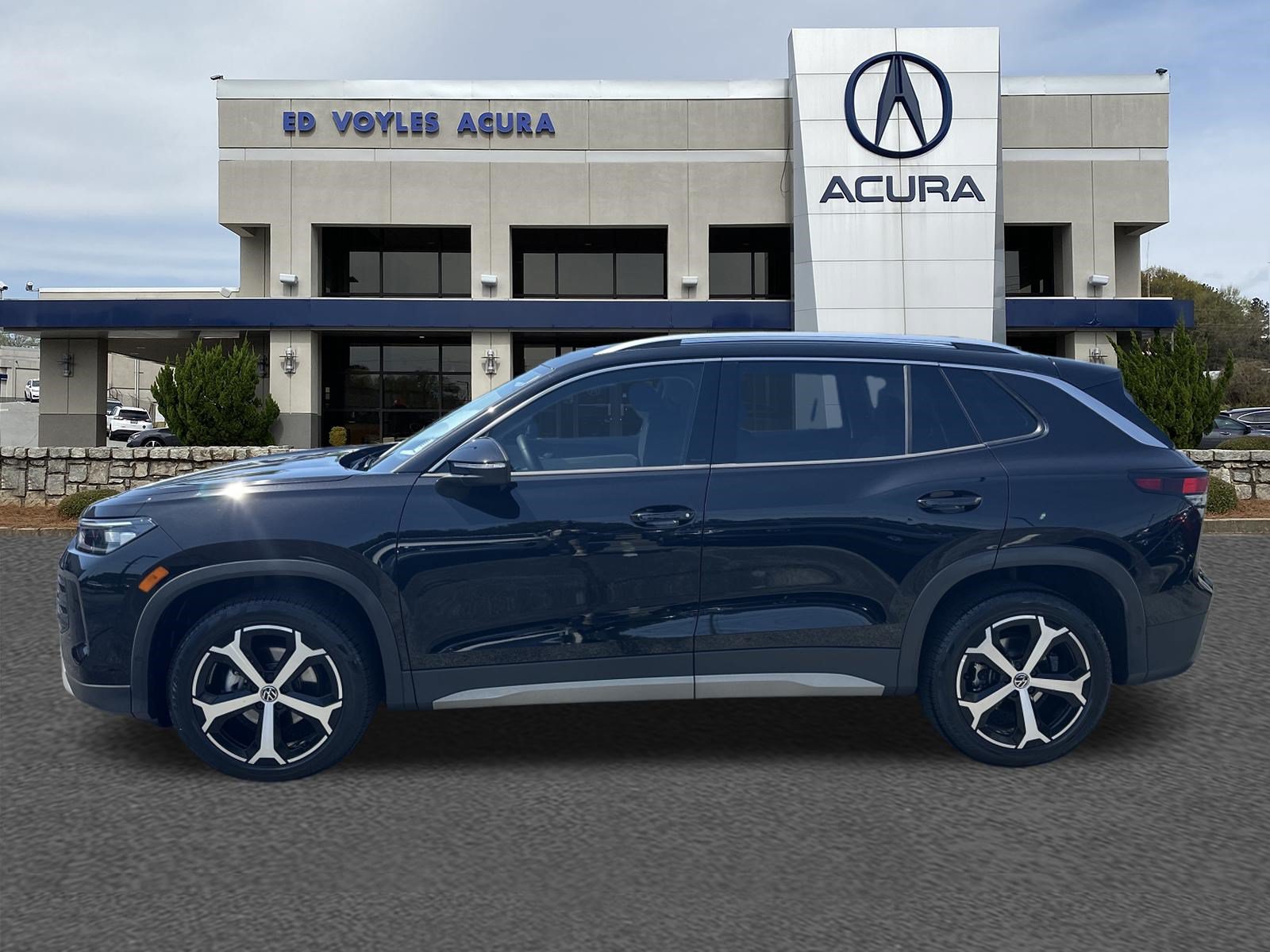 Used 2025 Volkswagen Tiguan SE FWD image 8