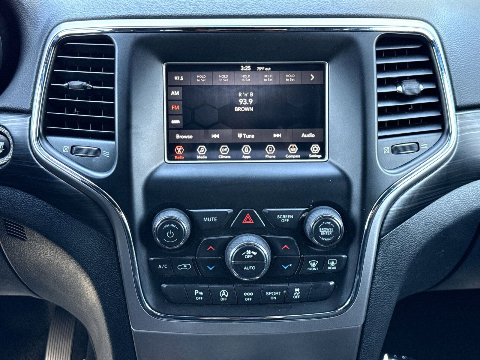 Used 2019 Jeep Grand Cherokee Laredo AWD/4WD image 18