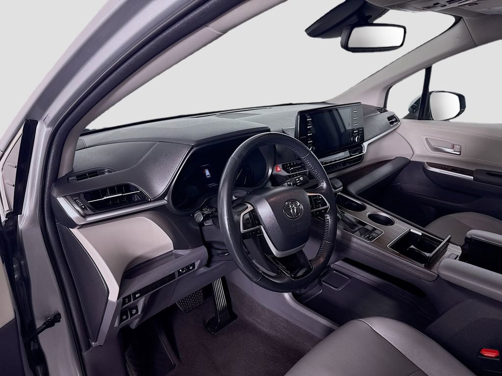 Certified 2024 Toyota Sienna XLE image 9