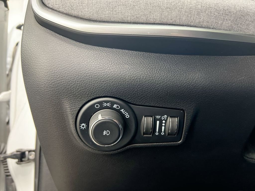 Used 2024 Jeep Compass Latitude image 18