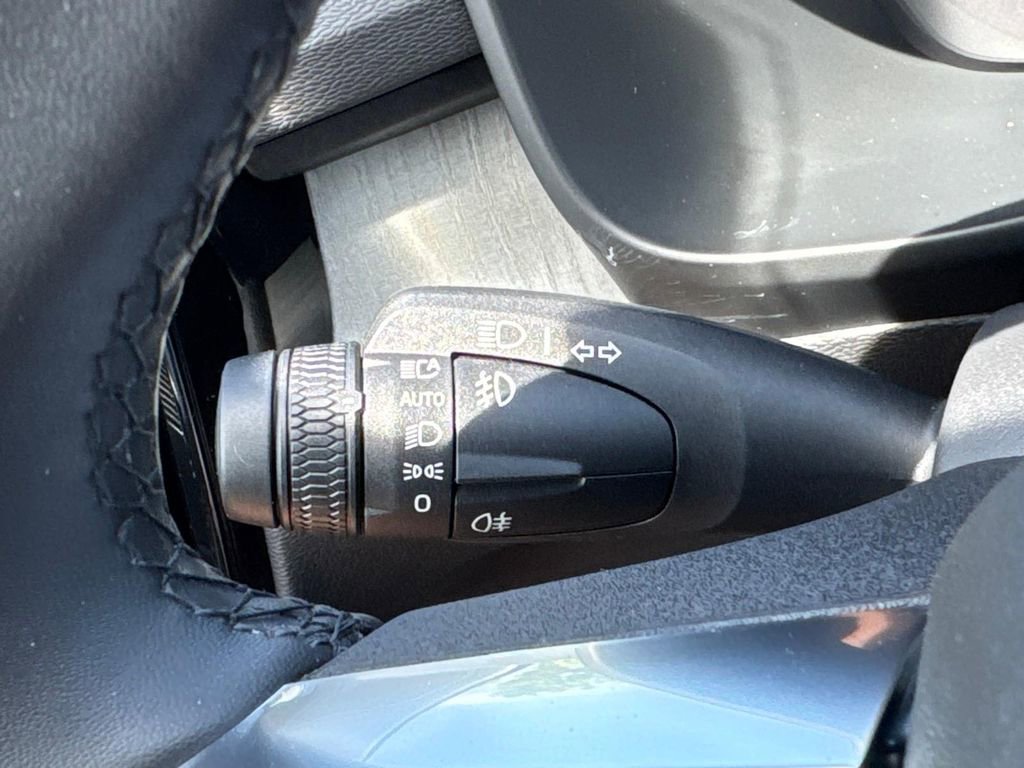 Used 2025 Volvo XC40 B5 Core AWD/4WD image 16