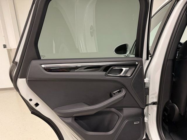 Certified 2025 Porsche Macan AWD/4WD image 32