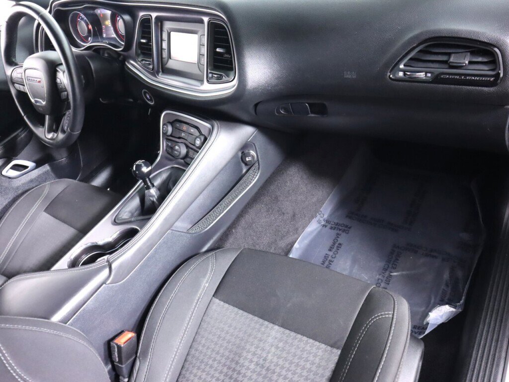 Used 2016 Dodge Challenger R/T RWD image 31