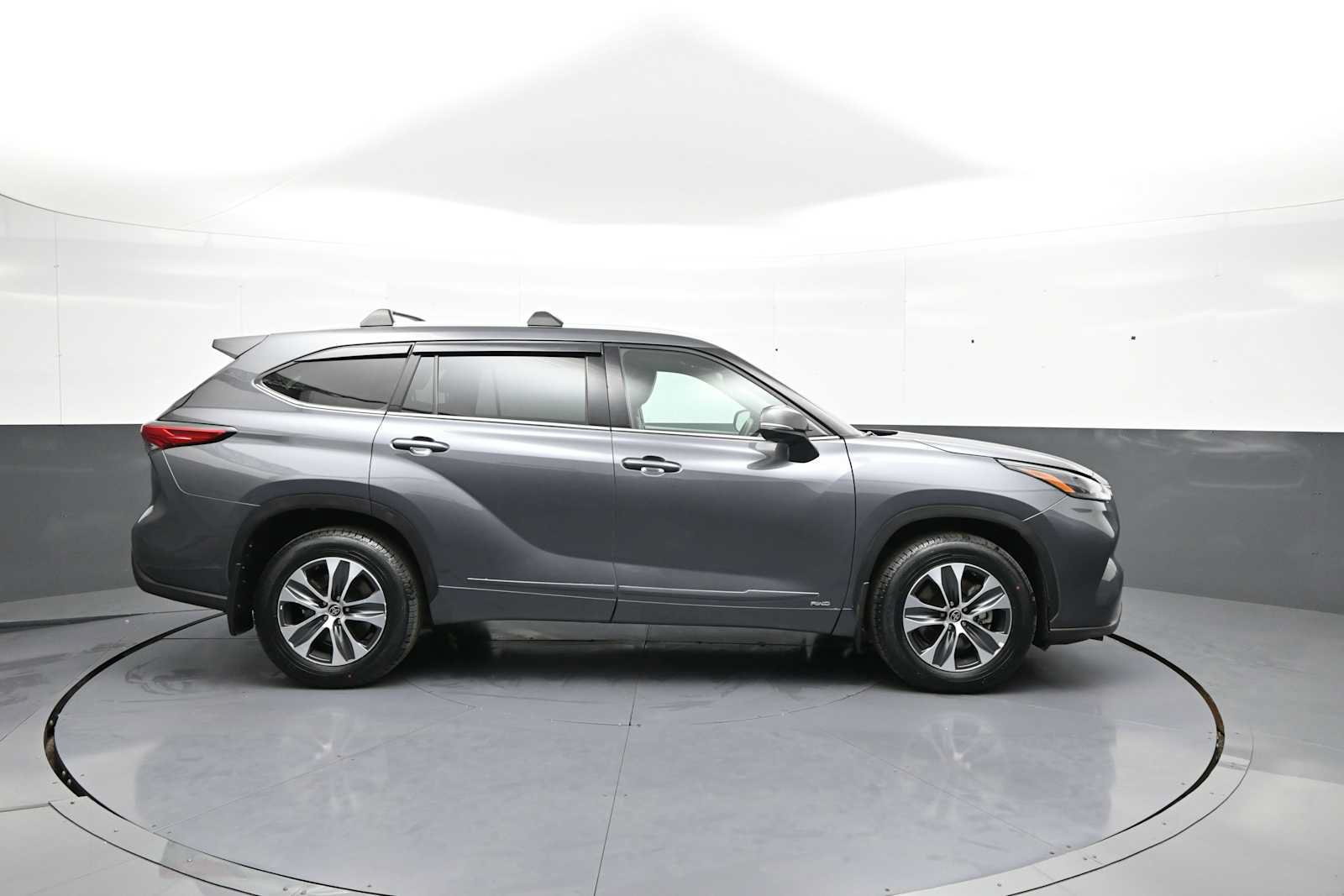 Used 2022 Toyota Highlander XLE AWD/4WD image 4