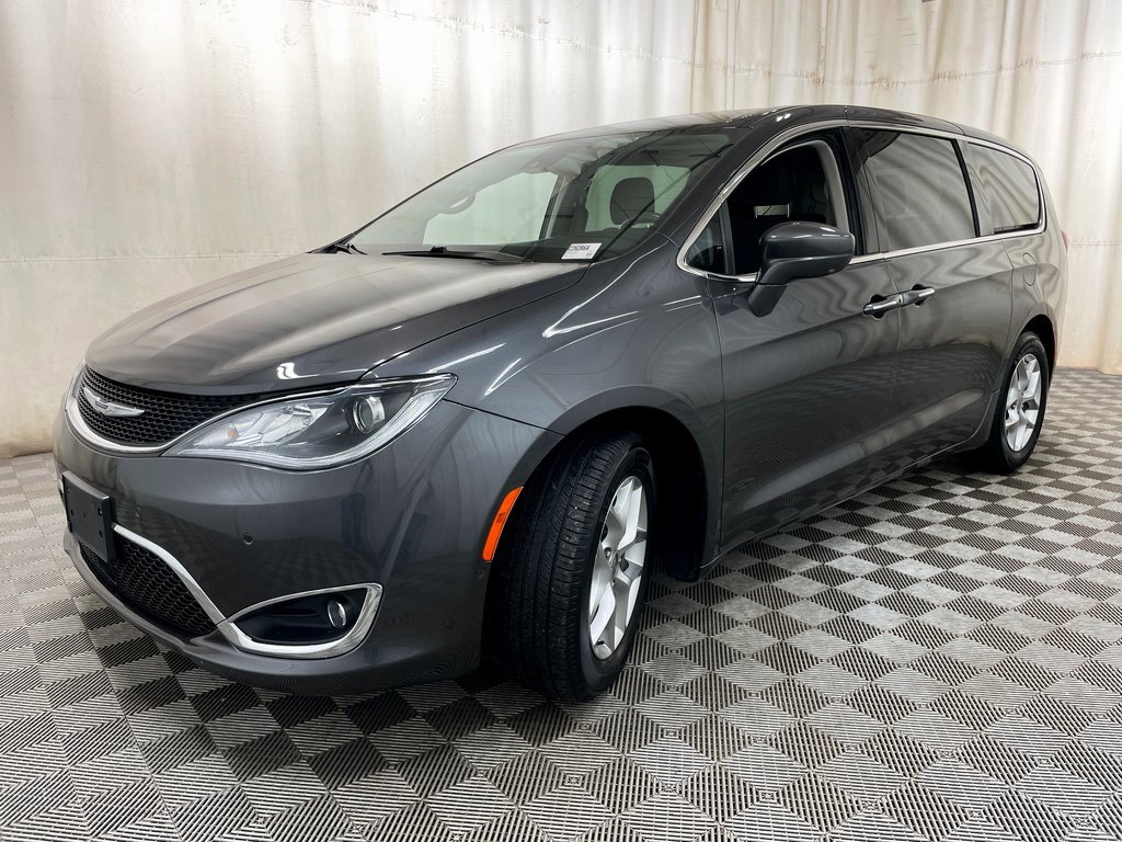 Used 2019 Chrysler Pacifica Touring Plus w/ Advanced Safetytec Group image 17