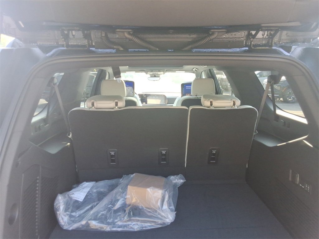 New 2026 Chevrolet Suburban Premier image 16