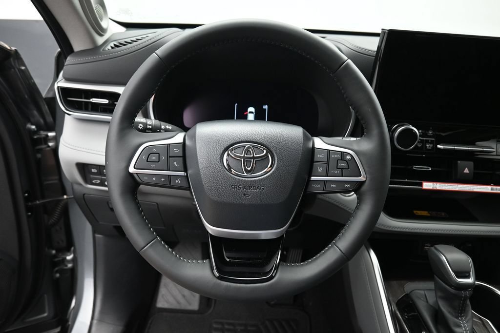 Certified 2026 Toyota Highlander Platinum AWD/4WD image 17