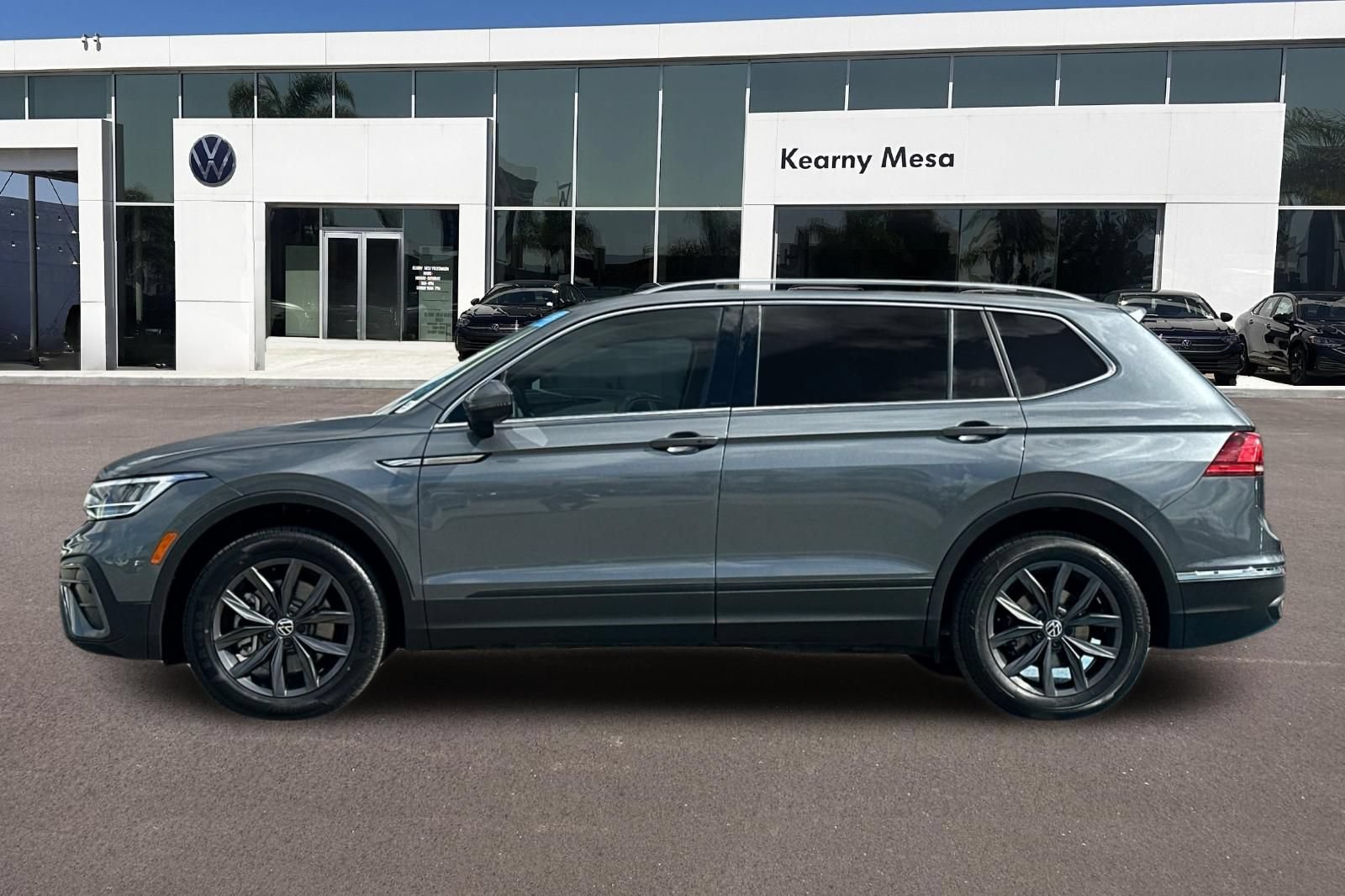 Used 2023 Volkswagen Tiguan SE w/ Panoramic Sunroof Package FWD image 7