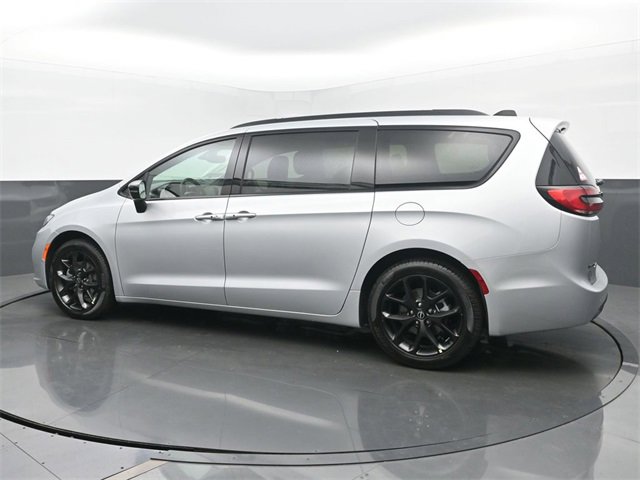 New 2026 Chrysler Pacifica Select image 3