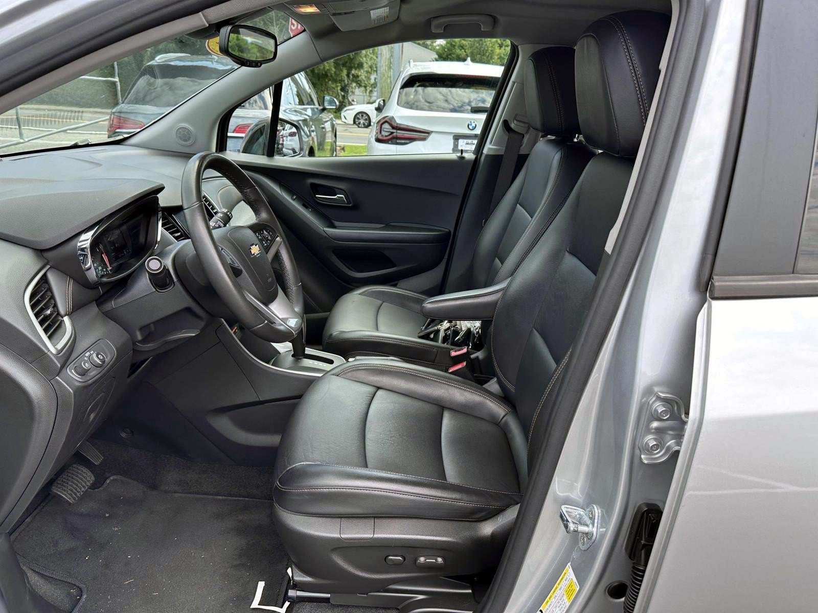 Used 2021 Chevrolet Trax LT w/ Redline Edition AWD/4WD image 11