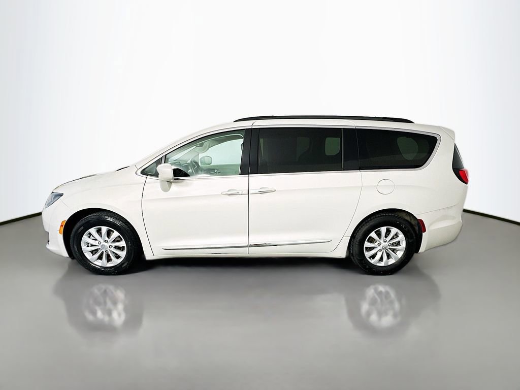 Used 2017 Chrysler Pacifica Touring-L FWD image 4