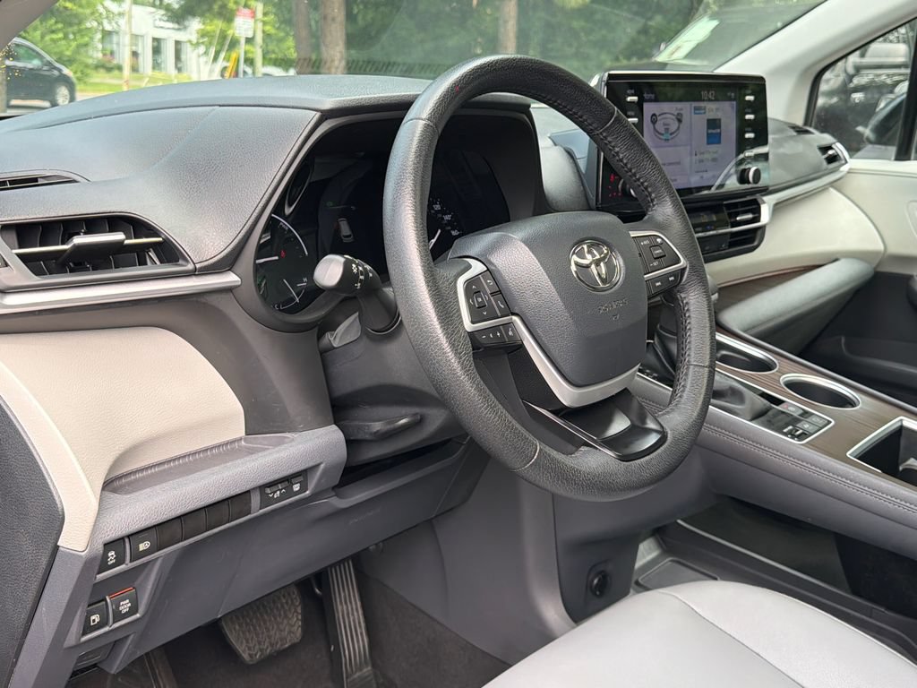 Used 2023 Toyota Sienna XLE AWD/4WD image 19