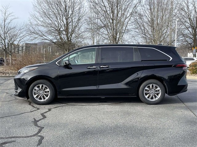 Used 2022 Toyota Sienna XLE image 2