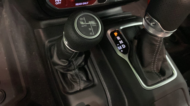Certified 2025 Jeep Gladiator Mojave AWD/4WD image 39