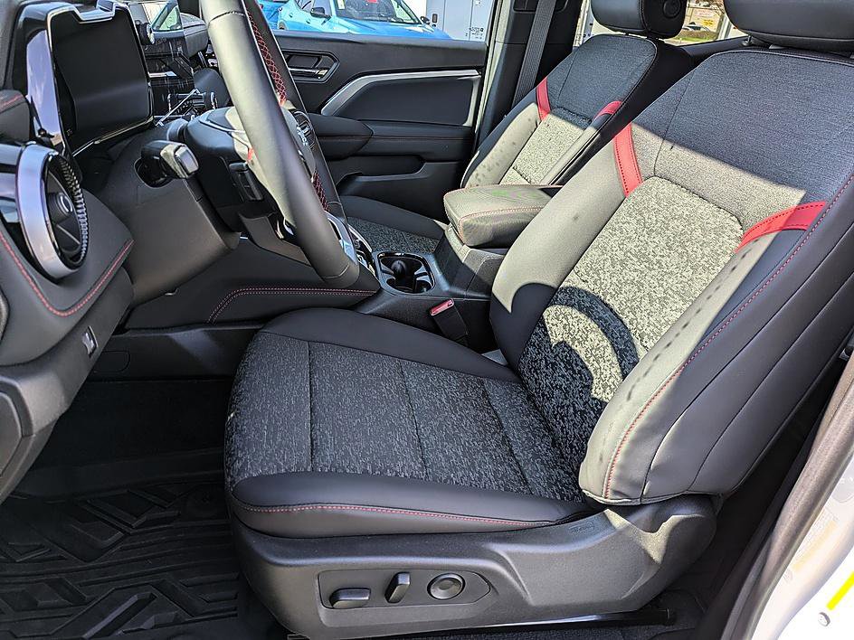 Used 2025 Chevrolet Colorado Z71 image 14