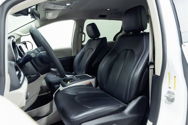 Used 2024 Chrysler Pacifica Touring-L image 21