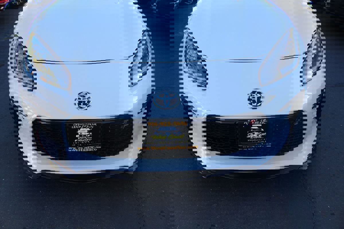 Used 2023 Toyota GR86 w/ ALL Weather Mat Package (TMS) RWD image 9