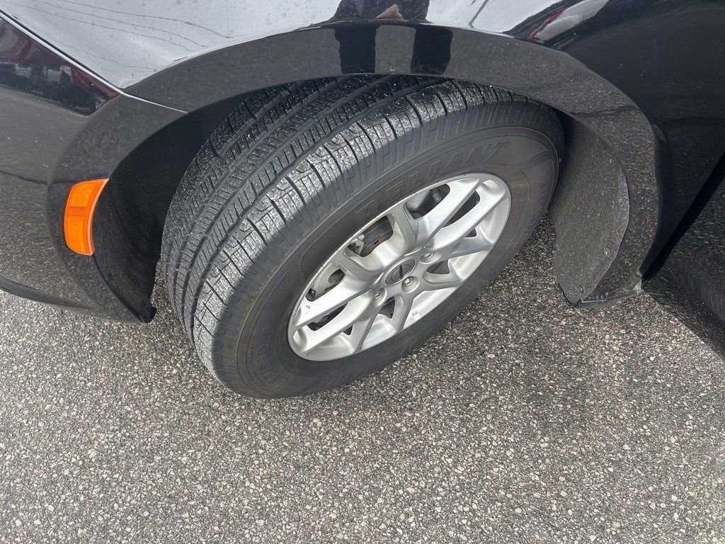 Used 2025 Chrysler Pacifica Select image 35