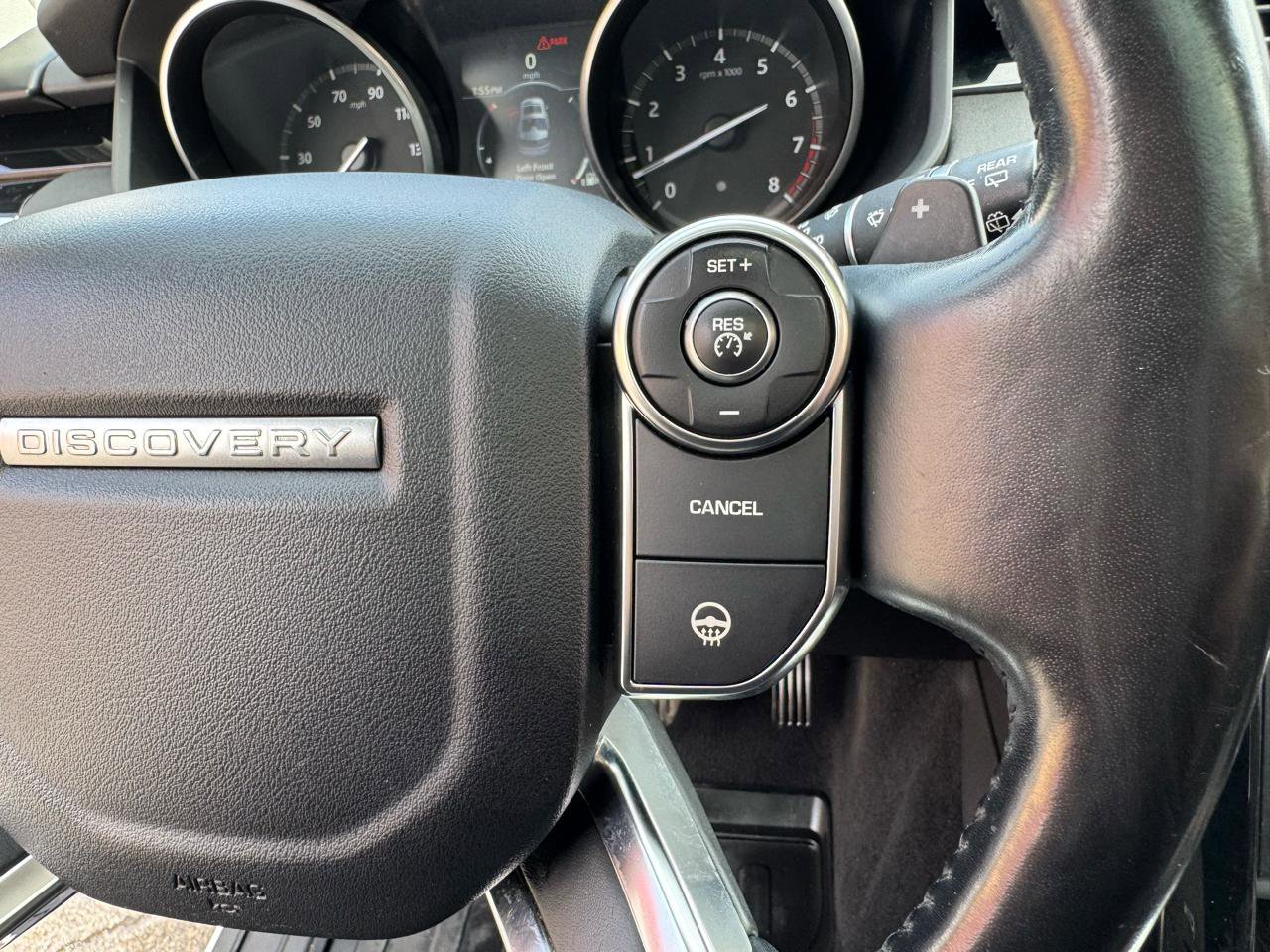 Used 2017 Land Rover Discovery SE image 30