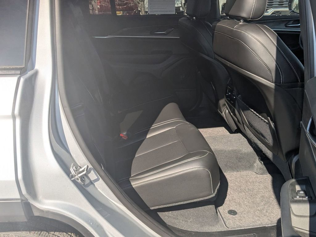 Used 2025 Jeep Grand Cherokee Limited w/ Luxury Tech Group II image 32