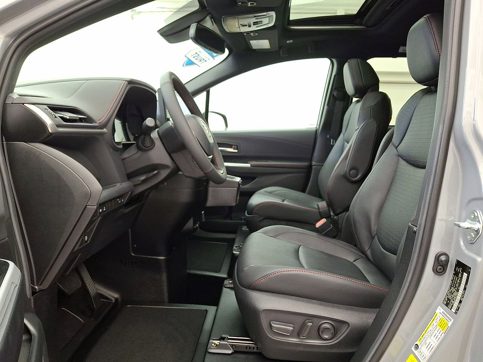 Used 2025 Toyota Sienna XSE w/ XSE Plus Package FWD image 11